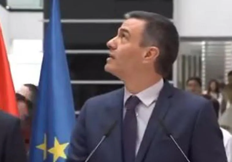 La reacción de Pedro Sánchez a un hombre que le grita «por siete votos tienes el culo roto»